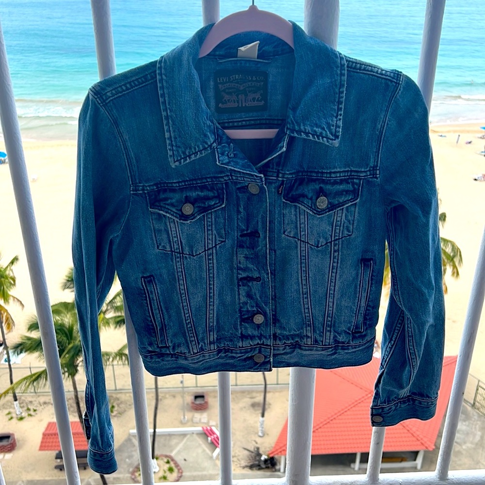 Classic Levi’s half denim jacket - EUC